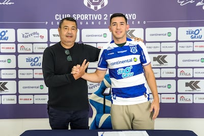 El doctor Víctor Hugo Duarte Francia, nuevo presidente del Sportivo 2 de Mayo, en compañía del futbolista Alexis Villalba.