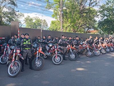 Grupo Lince apostado en las inmediaciones del Defensores del Chaco. 