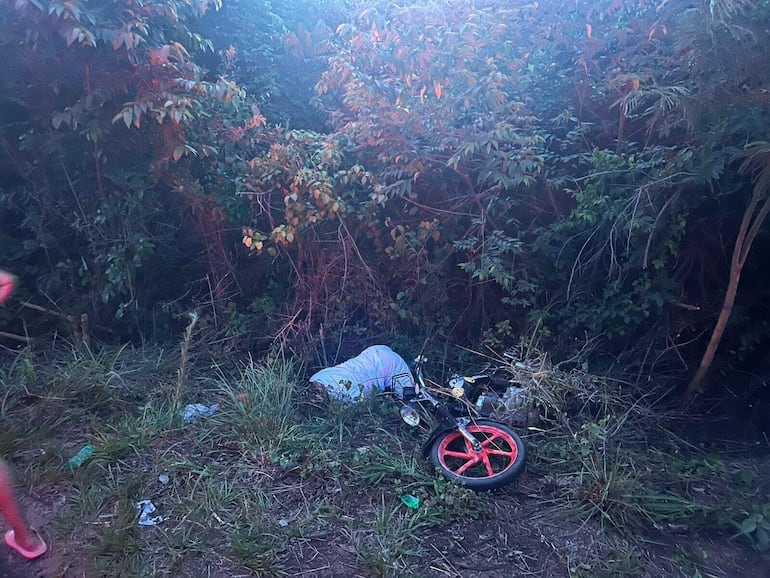 Este suceso se produjo en la jurisdicción de la colonia 1000 Bertoni, distrito de Santaní, donde murió un motociclista.