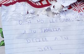 La amenaza dejada en la casa de la suboficial segundo Marian Castillo Barrios, en Benjamín Aceval. La parte más importante de la amenaza, supuestamente, fue mordida por el perro de la víctima.