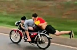 Los dos jóvenes realizaron peligrosas maniobras sobre una motocicleta, sobre la ruta PY 02.