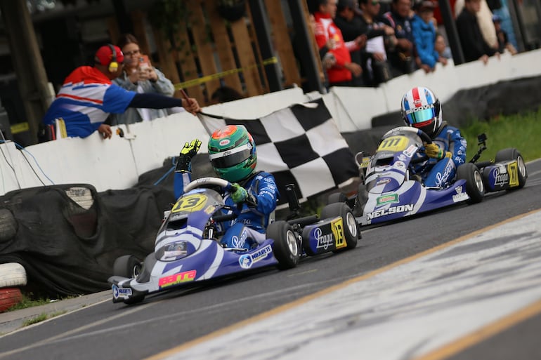 Bandera a cuadros para el vencedor, Tony Pugliesi (13), de la categoría Rotax Micro Max.