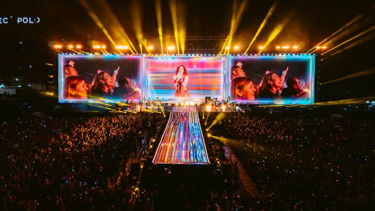 Vista del gran escenario que acompaña a esta gira de Shakira.