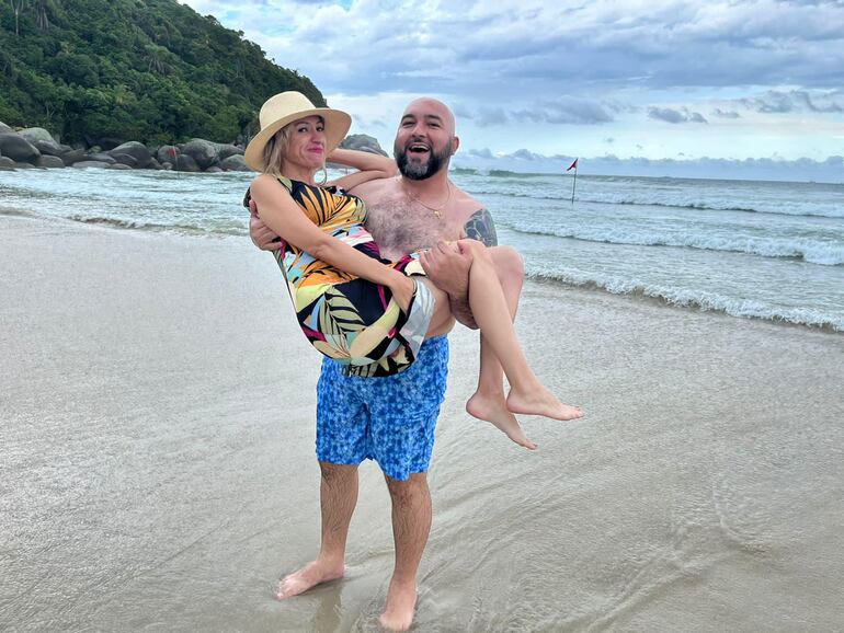 El titular del JEM junto a la edil lambareña disfrutando de una de sus vacaciones (foto tomada de sus redes sociales). Según Areválo Zielanko, al año gasta G. 40 millones en este rubro.