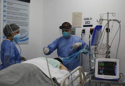 Imagen de referencia. Empleados de la salud atienden a un paciente en la unidad de cuidados intensivos para enfermos de covid-19 en la Clínica CES, en Medellín (Colombia).