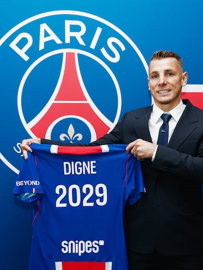 El Paris Saint-Germain anunció el regreso de Lucas Digne. El defensor internacional francés firmó contrato con el club de la capital hasta 2029.