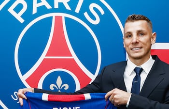 El Paris Saint-Germain anunció el regreso de Lucas Digne. El defensor internacional francés firmó contrato con el club de la capital hasta 2029.