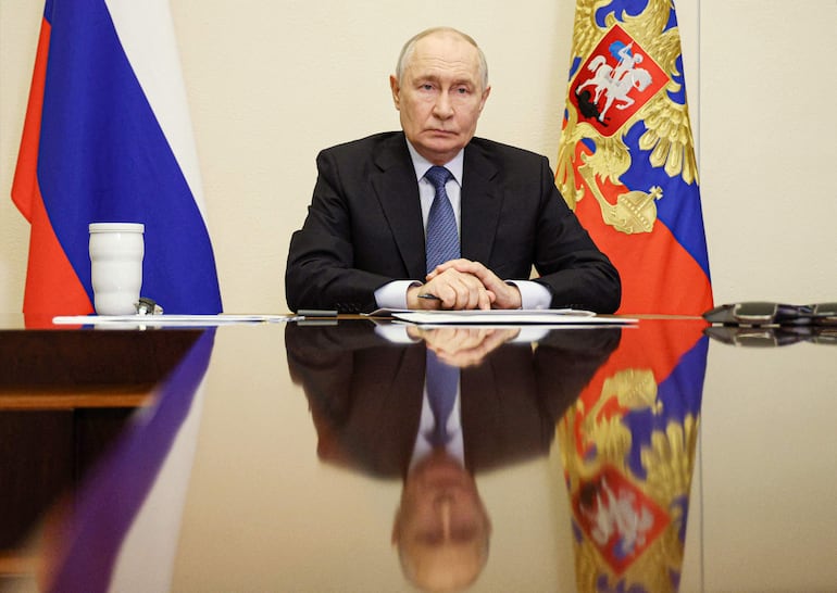 En esta fotografía distribuida por la agencia estatal rusa Sputnik, el presidente de Rusia, Vladímir Putin, preside una reunión con miembros del gobierno por videoconferencia en Moscú