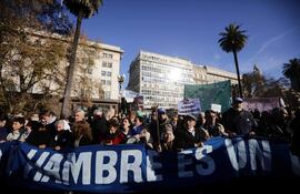 Miembros y simpatizantes de organizaciones de derechos humanos asisten a una manifestación contra los recortes impuestos por el gobierno y el despido de miles de trabajadores estatales en la Plaza de Mayo, en Buenos Aires.