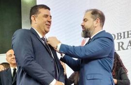 El ministro de Justicia, Rodrigo Nicora, impone una distinción al ahora nuevo director de la penitenciaría nacional de Tacumbú, el político colorado Gustavo Ferriol.