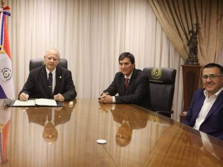 El presidente de la Corte Suprema de Justicia, doctor Luis María Benítez Riera, y el vicepresidente primero y superintendente de la Circunscripción Judicial de Paraguarí, doctor Gustavo Santander Dans, junto al intendente de Tebicuarymí Ever Palacios en conversación sobre la construcción del Juzgado de Paz.