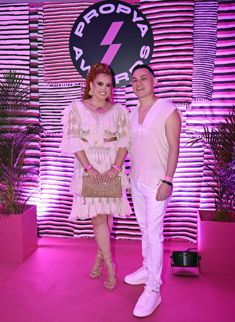 Melissa Hicks, galardonada en la categoría Mejor Canción de Folklore Nacional por Burrerita, junto con Marcelo Cáceres.