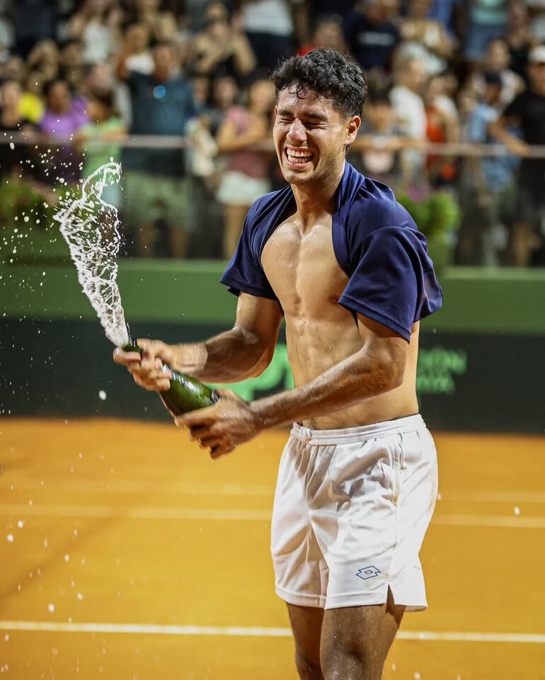 Merecida celebración de Dani, con champaña, al ganar el match.