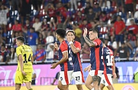 El delantero y capitán de Cerro Porteño, Juan Manuel Iturbe celebra el tanto de apertura en el marcador, en el triunfo sobre Recoleta FC, en el estadio La Nueva Olla.