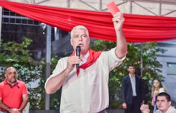 Arnoldo Wiens, precandidato a la presidencia de la República, en un acto político el lunes.