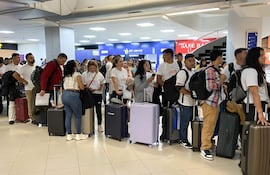 Imagen ilustrativa de ciudadanos formando filas para abordar un vuelo en el aeropuerto internacional Silvio Pettirossi.