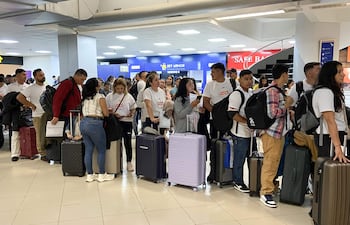 Imagen ilustrativa de ciudadanos formando filas para abordar un vuelo en el aeropuerto internacional Silvio Pettirossi.