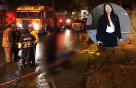 Bomberos y policías en escena nocturna, con un bombero en uniforme amarillo y un grupo de personas coordinando acciones.