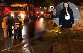 Bomberos y policías en escena nocturna, con un bombero en uniforme amarillo y un grupo de personas coordinando acciones.