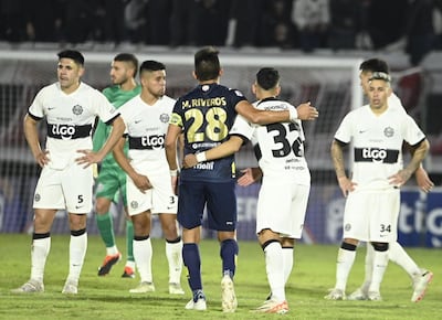 Los jugadores de Olimpia lamentan la derrota frente al Sportivo Trinidense por la fecha 20 del torneo Apertura 2024 del fútbol paraguayo en el estadio Defensores del Chaco, en Asunción.
