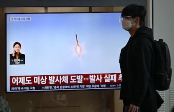 Una pantalla de televisión en una estación de trenes de Seúl muestra un noticiero que reporta sobre el nuevo lanzamiento de un misil balístico norcoreano.