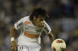 (FILES) Brazil's Santos FC forward Neymar eyes the ball during their Copa Libertadores 2012 quarterfinals first leg football match against Argentina's Velez Sarsfield at Jose Amalfitani stadium in Buenos Aires, Argentina, on May 17, 2012. AFP PHOTO / Juan Mabromata. Neymar announced his return to Brazilian side Santos, the club that trained him, three days after ending his disappointing adventure in Arab football. (Photo by Juan MABROMATA / AFP)