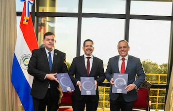 El subcontralor Augusto Paiva, el presidente de Diputados, Raúl Latorre y el contralor, Camilo Benítez, en la reunión de esta mañana.