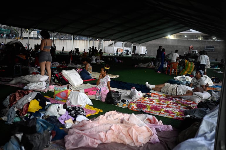 Personas se refugian en el complejo deportivo José María Vargas en Maiquetía, estado de Vargas, Venezuela, el 26 de junio de 2026, tras los terremotos mortales que sacudieron el país. 