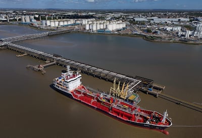 Un buque cisterna de productos químicos y petróleo Flyoz, con bandera maltesa, realizando entregas a las instalaciones de almacenamiento de gas y combustible en la Terminal Navigator en Grays, Reino Unido.