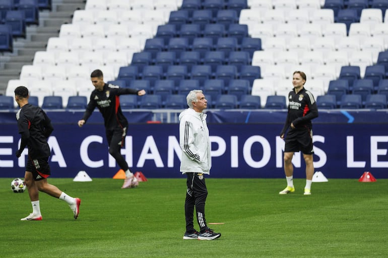 El entrenador del Benfica, José Mourinho, durante el entrenamiento de este martes en el estadio Santiago Bernabéu, en la víspera del partido de vuelta de la eliminatoria previa de acceso a los octavos de final de la Liga de Campeones que disputan ante el Real Madrid.
