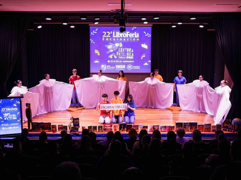 La UNAE lanzó la 22ª Libroferia Encarnación con un llamado a la lectura y la cultura como caminos hacia la paz