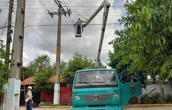 Momento en que funcionarios de la ANDE reparan el cable de media tensión suelto de 23 mil voltios.