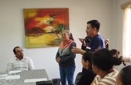 Representantes de los que denuncian a inmobiliarias, durante una reunión con concejales.
