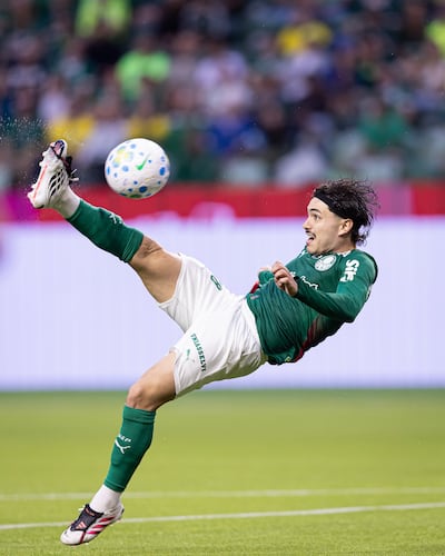 El paraguayo Maurício Magalhães Prado (25 años) ensaya la chilena en el duelo en el que Palmeiras se frenó en el Brasileirao ante Inter de Porto Alegre.