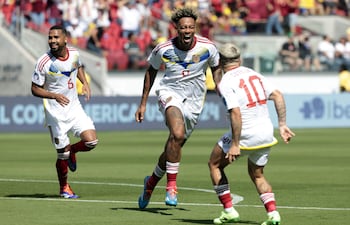 Venezuela derrotó a Ecuador en Santa Clara. En la imagen el festejo de Cádiz, autor del empate parcial
