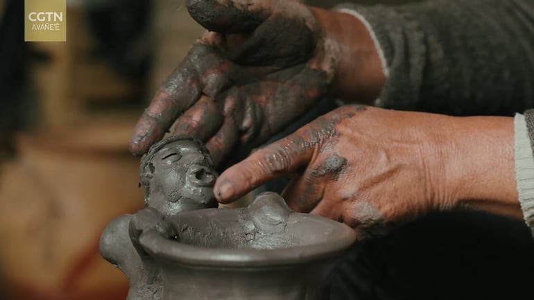 Tobatí convierte la arcilla en arte y tradición, preservando con las manos de sus artesanos una identidad que pasa de generación en generación.