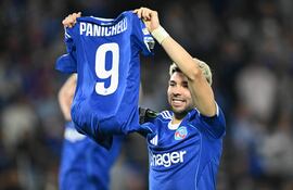El paraguayo Julio Enciso, futbolista de Racing de Estrasburgo, celebra un gol mostrando la camiseta 9 del argentino Joaquín Panichelli durante un partido frente a Mainz de Alemania por la Conference League en el Stade de La Meinau, en Estrasbourg, Francia.