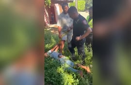 Sorprenden a ladrón dentro de un auto y el dueño lo ata hasta que llegue la Policía