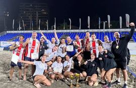 Festejo de los campeones del Team Mbareté y las chicas de plata del Team Guaraní.