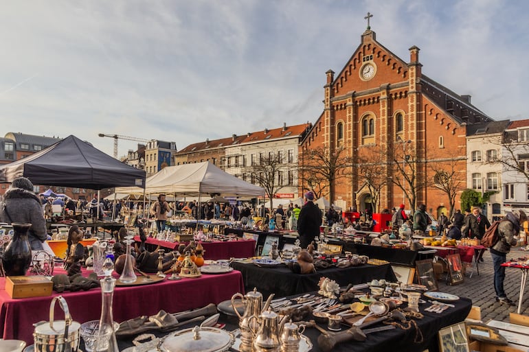 El mercado de pulgas de Marolles, en la Place du Jeu de Balle, en Bruselas, capital de Bélgica.