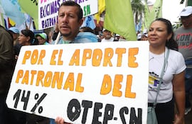 Personas sostienen un cartel durante una manifestación este martes, en Asunción (Paraguay). EFE/ Juan Pablo Pino