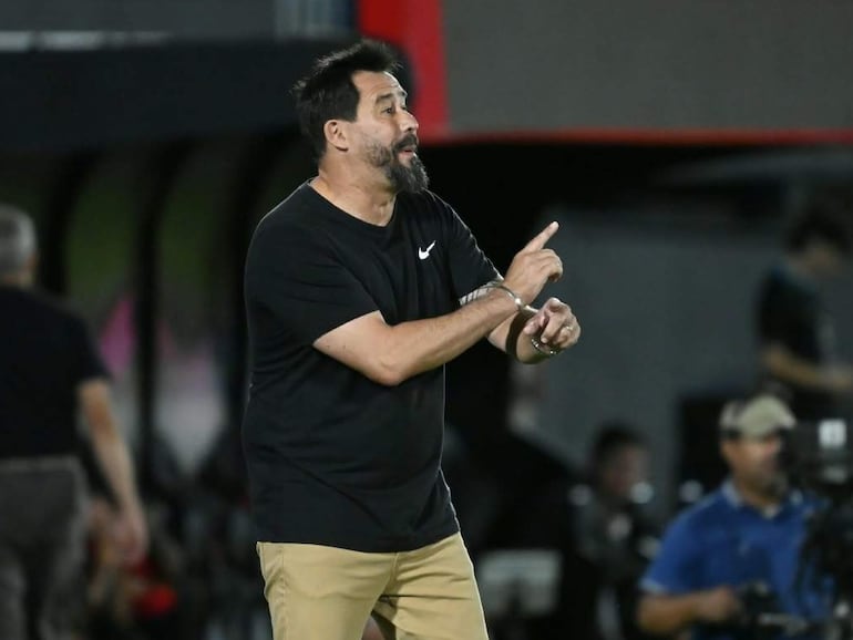 El argentino Pablo 'Vitamina' Sánchez, entrenador de Olimpia, durante el partido frente a Nacional por la fecha 13 del torneo Clausura 2026 de la Primera División de Paraguay en el estadio Defensores del Chaco, en Asunción, Paraguay.
