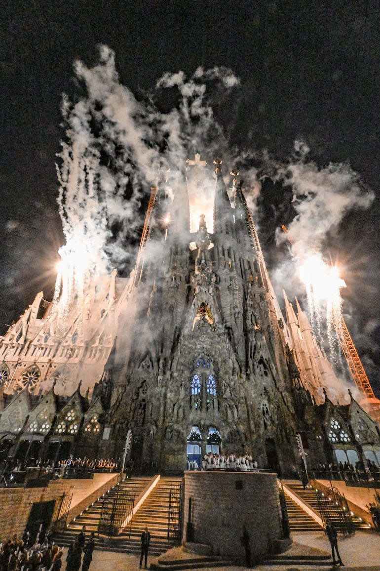 Barcelona (Spain), 10/06/2026.- Fireworks are set off outside the Sagrada Familia basilica following a Mass led by Pope Leo XIV in Barcelona, Spain, 10 June 2026. Pope Leo XIV is visiting Spain from 06 to 12 June 2026, with stops in Madrid, Barcelona, and the Canary Islands. (Papa, España) EFE/EPA/CIRO FUSCO