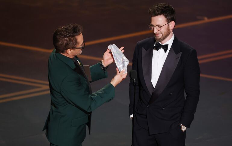 Robert Downey Jr. (izq.) y Chris Evans presentan el Oscar al Mejor Guion en el escenario durante la 98.ª ceremonia anual de los Premios Óscar.