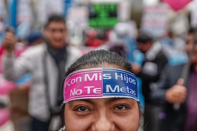 Una mujer participa con manifestantes en una marcha convocada bajo el lema "por la vida y la familia", en Lima (Perú). Según los organizadores, la marcha es una protesta contra la "agenda progresista que la OEA pretende imponer en la región". (EFE)