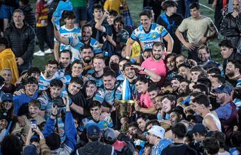 Festejo de todos los componentes de San José con el trofeo del torneo Clausura de la URP.