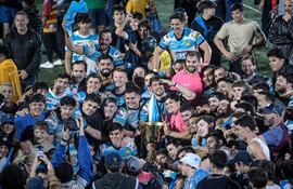 Festejo de todos los componentes de San José con el trofeo del torneo Clausura de la URP.