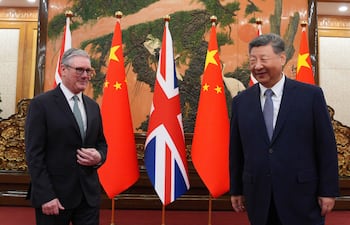 El presidente de China, Xi Jinping (d) recibe al primer ministro del Reino Unido, Keir Starmer, en Pekín.