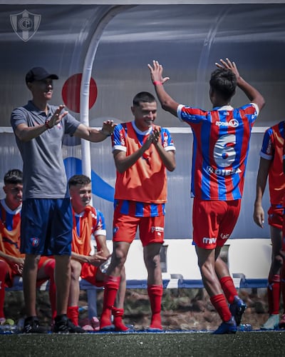 Thiago Noguera festejando su tanto que le dio la victoria a Cerro ya en el minuto de descuento