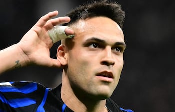 El delantero argentino del Inter de Milán, Lautaro Martínez, número 10, celebra el tercer gol de su equipo durante el partido de la Serie A italiana entre el Inter de Milán y la AS Roma en el estadio San Siro de Milán, el 5 de abril de 2026. (Foto de Stefano RELLANDINI / AFP)